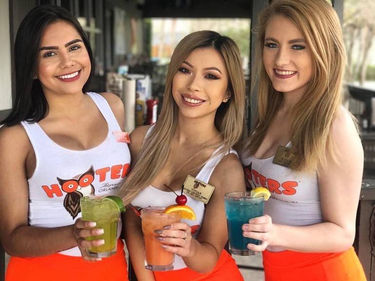 sexy hooters babes