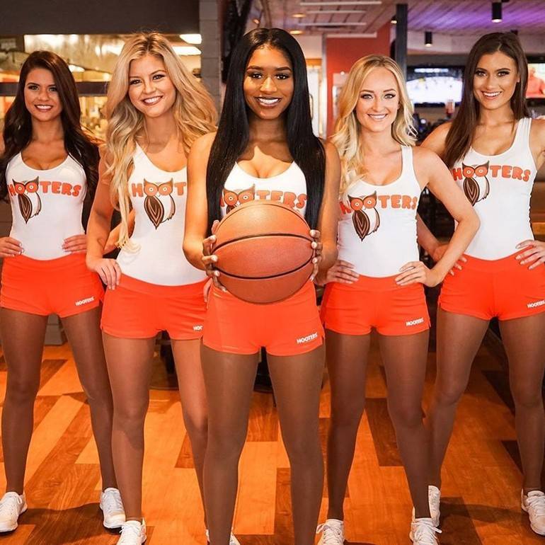 busty hooters girl