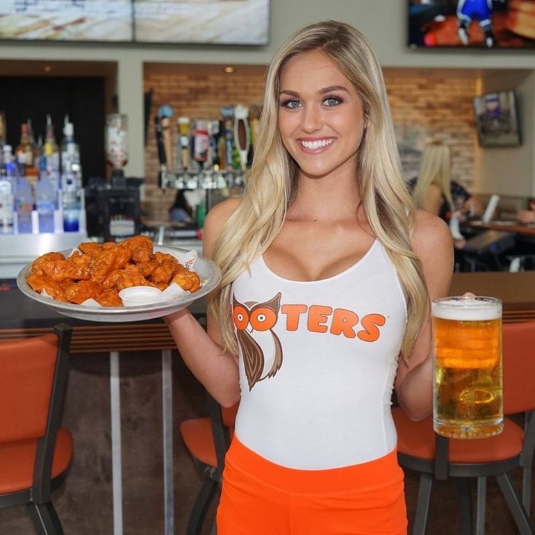 hottest hooters girl