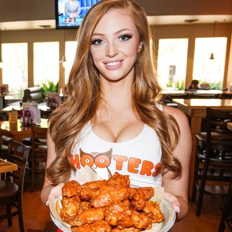sexy hooters girl